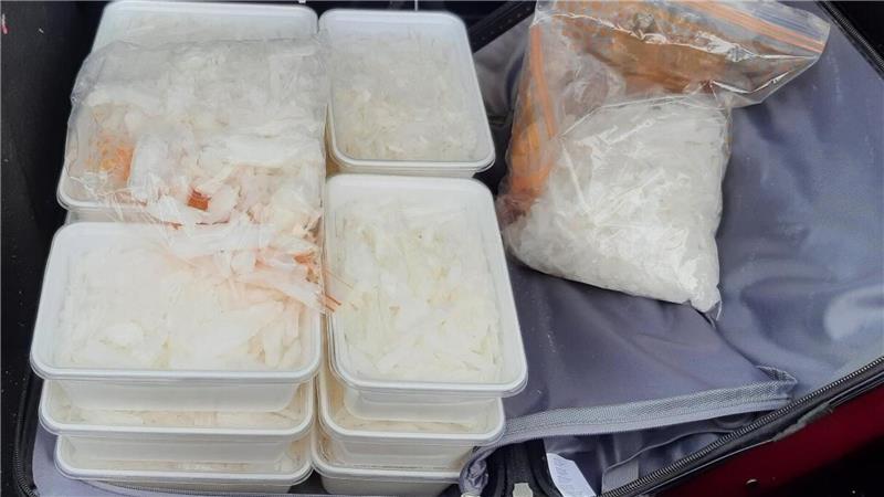 Rund 6,5 Kilo Crystal Meth liegen verpackt in einem Koffer. Ermittler haben an der deutsch-niederländischen Grenze einen mutmaßlichen Drogenschmuggler festgenommen.