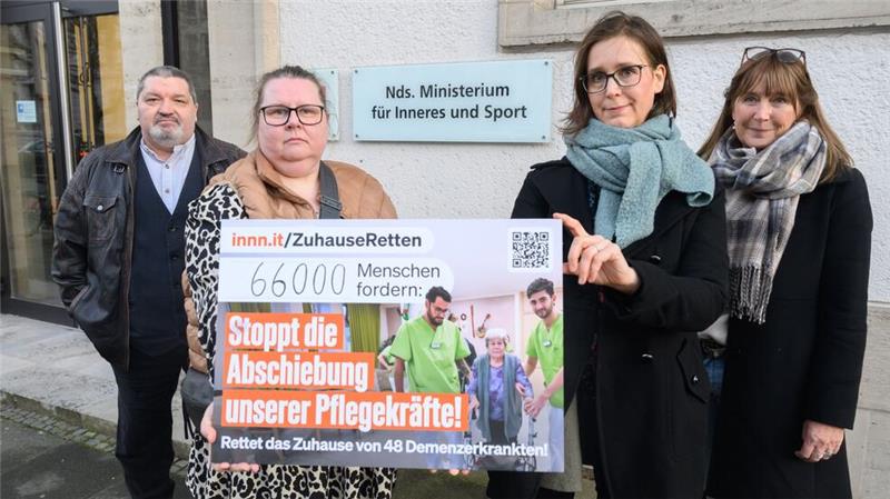 Drohende Abschiebung von Pflegern: Austausch mit Ministerium Rund 66.000 Menschen haben die Online-Petition der Heimbetreiber Tino (l-r) und Andrea Wohlmacher und Anne Weiss und Juliane Müller von der Angehörigeninitiative unterschrieben.