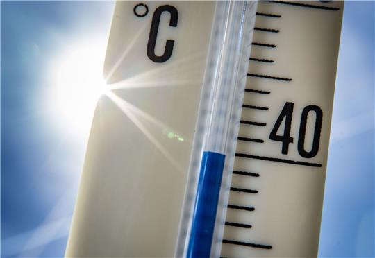 Rund 69 Prozent der Beschäftigten sehen einer Umfrage zufolge eine Einschränkung ihrer Leistung durch extreme Temperaturen.