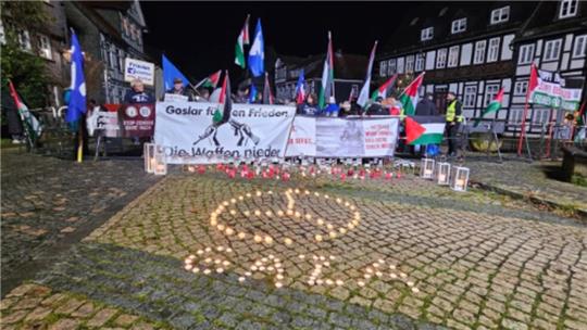 Rund 70 Demonstranten protestieren am Frankenberger Plan und wollen auf das Leid der Zivilbevölkerung in Gaza aufmerksam machen.
