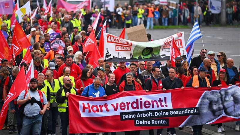 Rund 7.000 Menschen demonstrieren in Bremen für einen starken Sozialstaat und für die Demokratie.