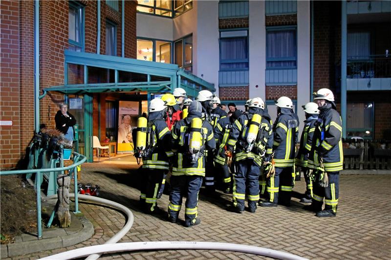 Rund 80 Feuerwehrleute rückten zum Brand in einem Vienenburger Altenheim aus. Jetzt ermittelt die Staatsanwaltschaft gegen einen Bewohner. Archivfoto: Epping