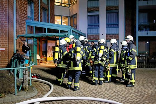 Rund 80 Feuerwehrleute rückten zum Brand in einem Vienenburger Altenheim aus. Jetzt ermittelt die Staatsanwaltschaft gegen einen Bewohner. Archivfoto: Epping