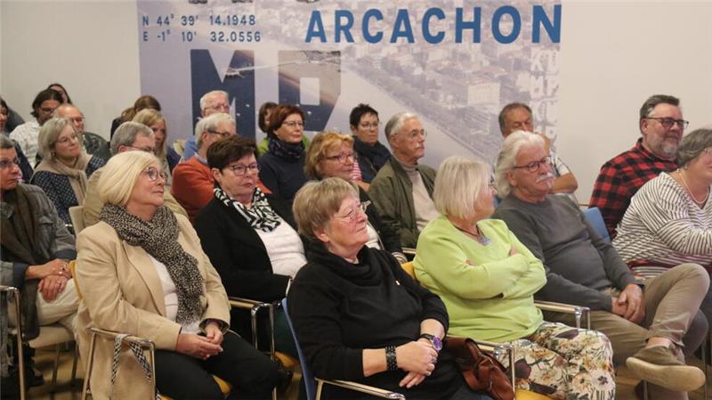 Rund 80 Zuschauer kommen zur Lesung in den Kulturmarktplatz.