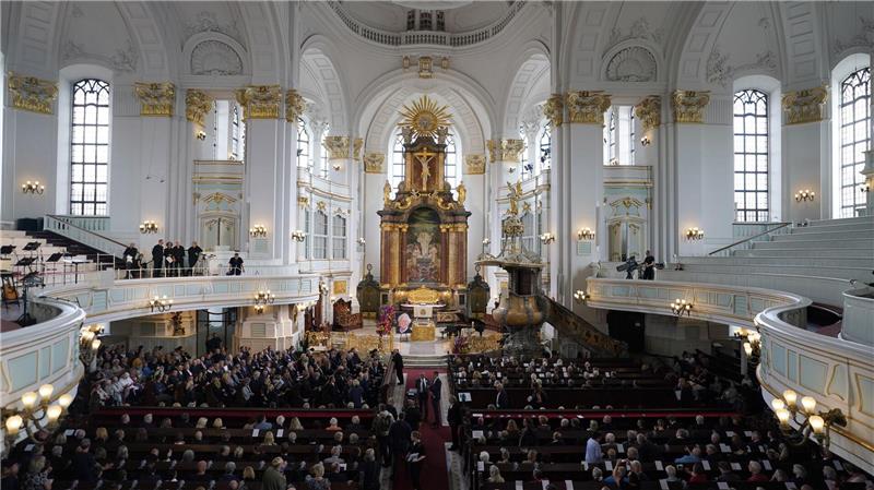 Abschied im Michel - Trauerfeier für Carlo von Tiedemann Rund 800 Gäste sind laut NDR gekommen.