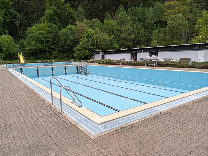 Lautenthal rüstet sich für Badesaison Rund 800.000 Liter fassen Hauptbecken, Nichtschwimmer- und Kinderbecken zusammen. Es dauert zweieinhalb Tage, diese mit Wasser zu füllen. Fotos: Raksch