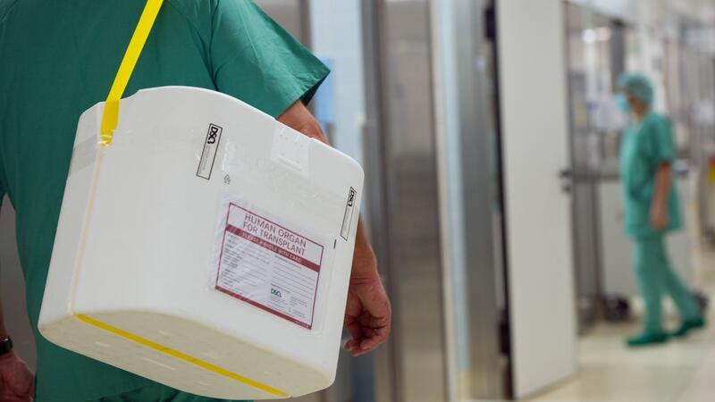 Neue Initiative für Organspende-Reform im Bundestag Rund 8400 Menschen stehen auf Wartelisten für eine Organspende.