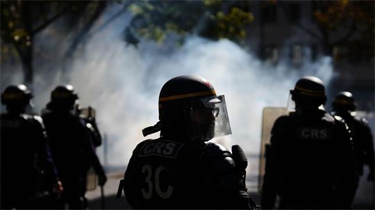 Rund 85 Prozent der mehr als 5.000 Festgenommen sind laut Frankreichs Innenminister Laurent Nuñez minderjährig.