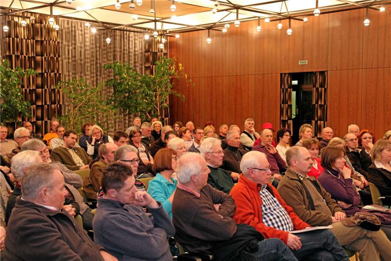 Rund 90 Zuschauer verfolgen den Vortrag über den Wolf von Frank Raimer vom Nationalpark Harz.  Foto: Privat