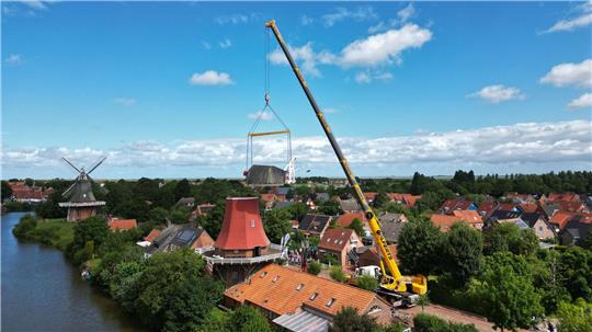 Rund acht Jahre lang war das denkmalgeschützte Ensemble der beiden Zwillingsmühlen in Greetsiel nicht komplett. 