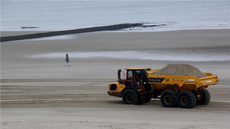 Rund drei Wochen lang sollen die Kipplaster im Einsatz sein. 