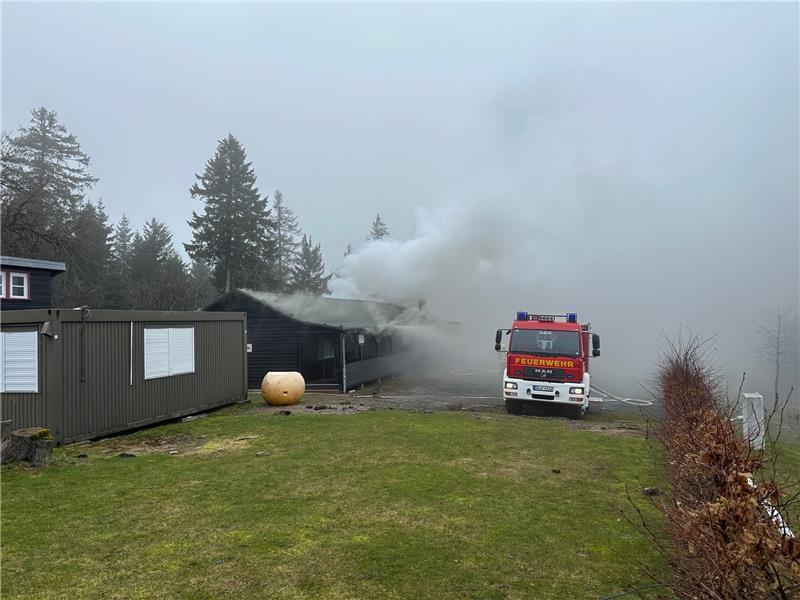 Brand in Torfhaus verursacht 100.000 Euro Schaden Rund ein Drittel des Dachstuhls wurde bei dem Feuer zerstört. Die Polizei ermittelt nun die Ursache des Brands. Foto: Feuerwehr Clausthal-Zellerfeld