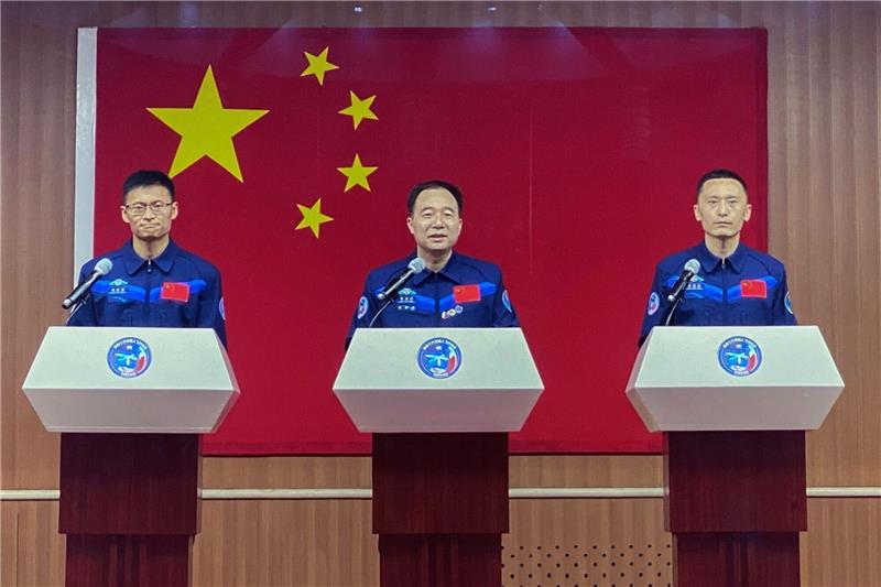 Rund fünf Monate soll die Mission der chinesischen Astronauten Gui Haichao l-r), Jing Haipeng und Zhu Yangzhu dauern.