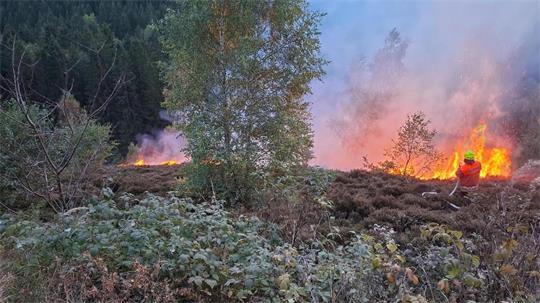 Feuerwehrmann löscht Feuer.