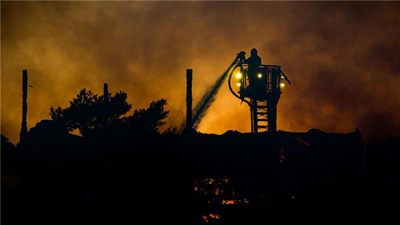 Schaden in Millionenhöhe bei Turnhallenbrand in Hannover Rund fünf Stunden lang war die Feuerwehr mit einer hohen Anzahl an Kräften im Einsatz.