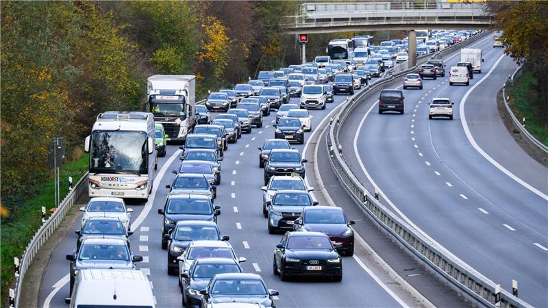 Rund um Hannover kommt es bei besucherreichen Messen immer wieder zu Staus und Verkehrschaos. Doch auch der Alltag der Pendler ist staureich. (Symbolbild)