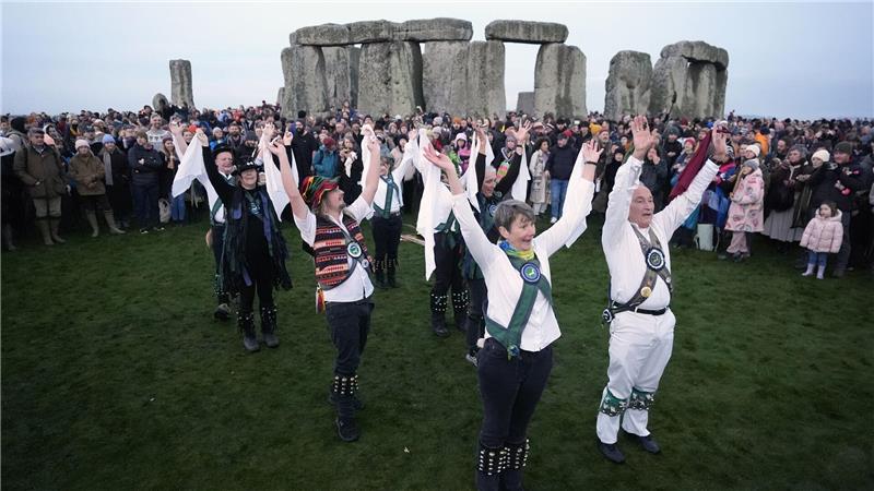 Rund um Stonehenge wird getanzt, gesungen und gefeiert.