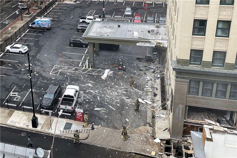 Rund um das Hotel liegen nach der Explosion zahlreiche Trümmer.