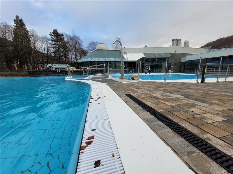 Rund um das kleine Außenbecken der Sole-Therme rechts gibt es bereits einen gläsernen Zaun. Das große Becken links soll diesen jetzt noch erhalten. Damit soll der warme Wasserdampf über der Wasseroberfläche gehalten werden. Foto: Exner