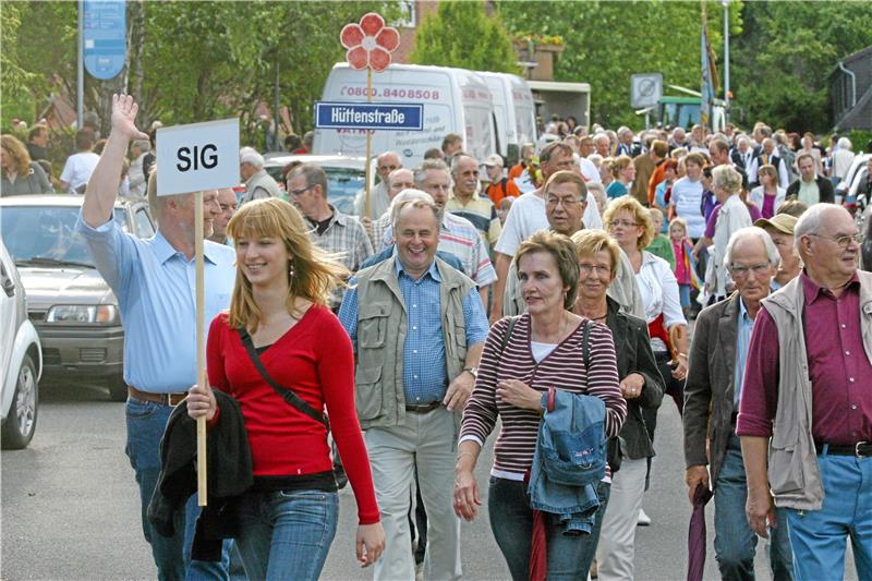 In diesem Jahr ist in Bad Harzburg wieder was los Rund um den 1. Juli wird in Göttingerode Dorffest gefeiert. Das geschieht in dem Ort unregelmäßig aber immer dann, wenn ein Jubiläum ansteht. Hier ein Bild aus dem Jahr 2010, als der 75. Geburtstag der Siedlung begangen wurde. In diesem Jahr feiern Sport- und Gesangsvereine sowie die Kirchengemeinde.