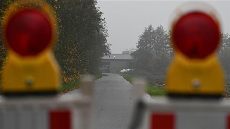 Rund um den Ausbruchsbetrieb gelten strenge Seuchenbekämpfungsmaßnahmen. (Archivbild)