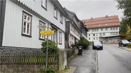 Rund um den Marktplatz stehen einige denkmalgeschützte Gebäude. Doch eine Sanierung ist teilweise sehr teuer. Was bedeutet das für Eigentümer?