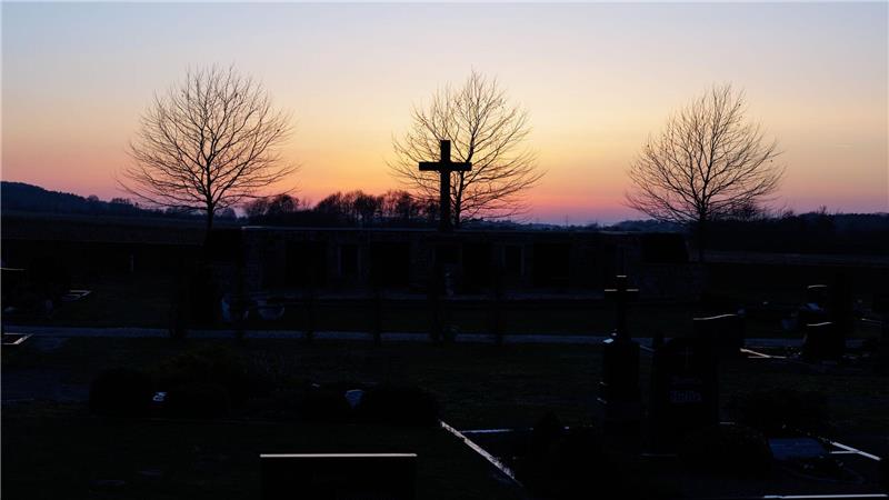 Rund um den Sonnenuntergang findet in der Balzzeit der Rebhühner die jährliche Zählung statt. Der Rundgang mit Helfern an Feldern in Brockum in Niedersachsen startet in der Nähe des Friedhofes. 