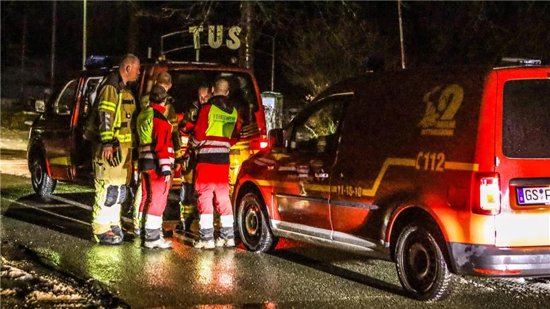 Rund um den Sportplatz des TuS Clausthal-Zellerfeld suchen die Kräfte nach dem Vermissten. 