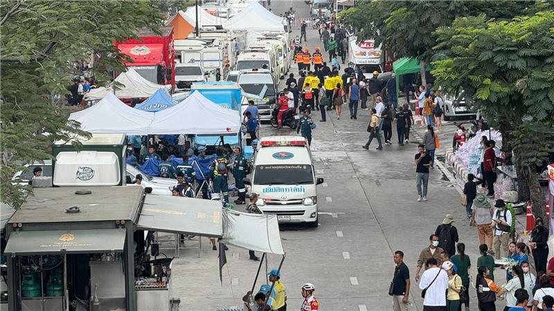 Verzweifelte Suche nach Lebenszeichen in Bangkok Rund um den Unglücksort ist eine Art Zeltstadt entstanden.