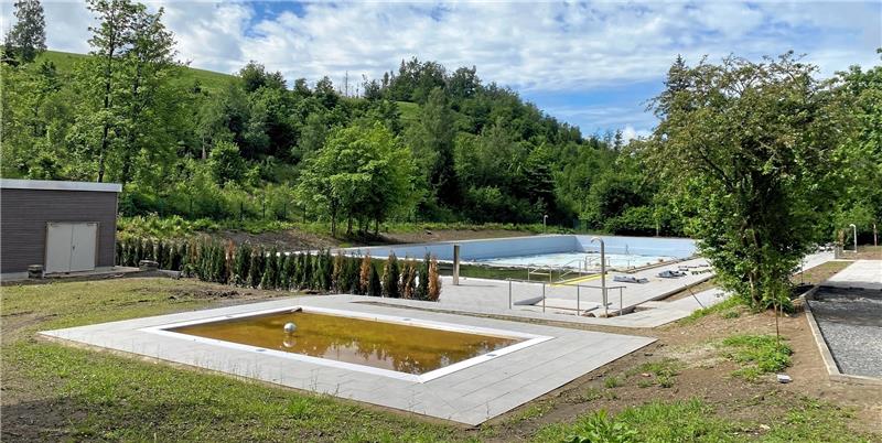 Endspurt: Waldschwimmbad Hohegeiß öffnet im August Rund um die Beckenanlage des Waldschwimmbades soll ab kommender Woche Rollrasen verlegt werden. Foto: Nachtweyh