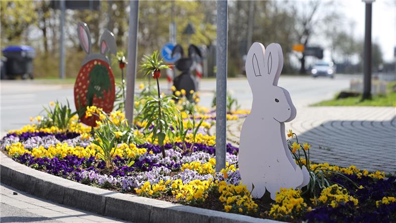 In Clausthal-Zellerfelds Beeten tummeln sich bunte Osterfiguren Rund um die Figuren blühen Stiefmütterchen, Tulpen, Osterglocken und Kaiserkronen.