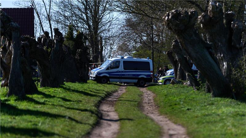 Verletzter Buckelwal – Gutachten am Dienstag erwartet Rund um die Uhr sind Einsatzkräfte an der Küste, um den Wal zu beobachten.