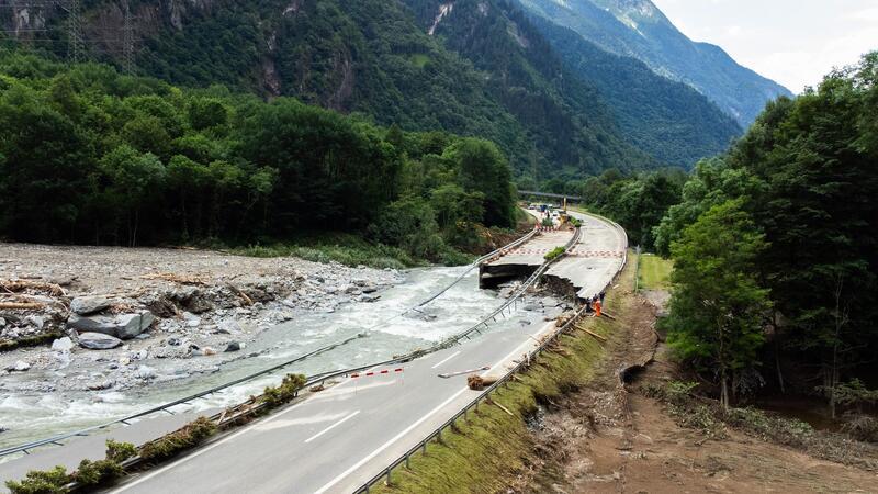 Rekordtempo: Alpenautobahn A13 schon Freitag offen Rund um die Uhr waren Bauarbeiter bei der Instandsetzung im Einsatz.