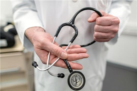 Rund vier Fünftel der befragten Eltern empfehlen ihren Kindern, Arzt oder Ärztin zu werden.