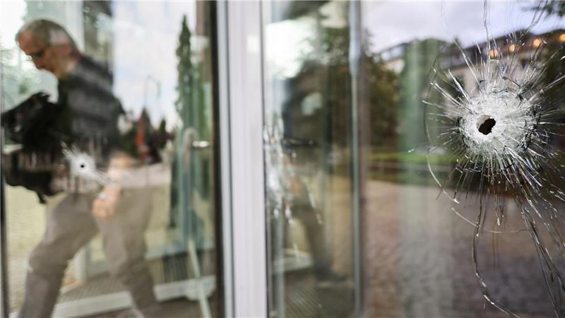 Unbekannte schießen mehrfach auf Hamburger Buchgroßhandel Rund zehn Einschusslöcher und mehrere Patronenhülsen sowie Patronen hat die Polizei gefunden.