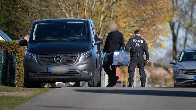 Vier Wochen nach gewaltsamem Tod von Fabian Frau in Haft Rund zehn Stunden dauerten die Durchsuchungen am Donnerstag im Mordfall Fabian an.