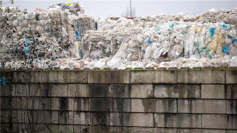 Rund zwei Wochen nach dem Fund eines toten Babys im Müll sind die Hintergründe weiter unklar. (Archivbild)