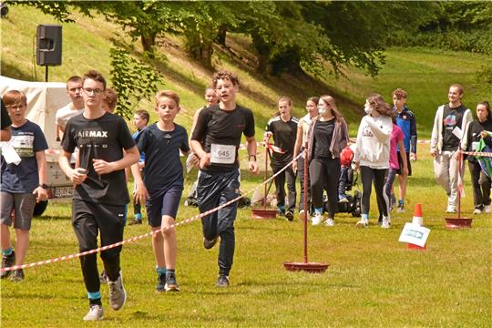 Runden laufen und klettern für den guten Zweck: In diesem Jahr sammeln Schülerinnen und Schüler wieder auf dem Gelände der Robert-Koch-Schule reichlich Kilometer, die zum Schluss in Geld umgewandelt werden. Als Spende fließt der Betrag in einen Kindergarten in Nepal. Foto: Neumann