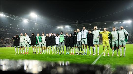 Rundum zufrieden: Werder Bremen feiert nach einem souveränen Sieg in St. Pauli mit den eigenen Fans.