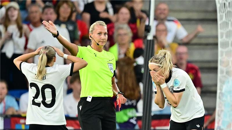 „Fix und fertig“: DFB-Team kämpft sich ins Halbfinale Runter, bitte: Schiedsrichterin Tess Olofsson schickt Kathrin Hendrich (r) vom Platz.
