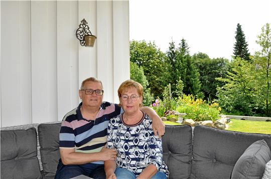 Runterschalten, den Ruhestand genießen und die Folgen der Krankheit überwinden: Auf der Terrasse ihres Hauses an der Buchwiese sitzen Axel und Regine Bender – und müssen sich an die neue Situation aber auch erst noch gewöhnen. Foto: Heine