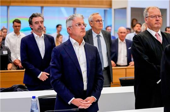 Rupert Stadler (M), ehemaliger Vorstandsvorsitzender des Automobilherstellers Audi, wartet im Landgericht auf das Urteil.