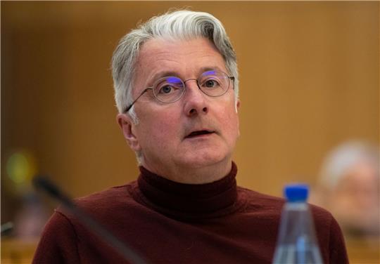 Rupert Stadler, ehemaliger Vorstandsvorsitzender der Audi AG, sitzt im Sitzungssaal des Landgericht München.