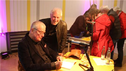Ruprecht Polenz signiert sein Buch "Tu was". Der Erste, der sich ein Autogramm holte, war Clifford Middleton aus Hahnenklee.