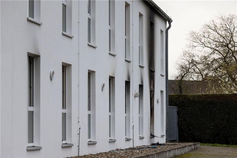 Ruß- und Brandspuren an der Fassade.