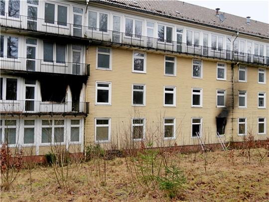 Rußgeschwärzt ist die Fassade rund um die Fenster der beiden ausgebrannten Zimmer in der leer stehenden Erbprinzentanne. Fotos: Feuerwehr