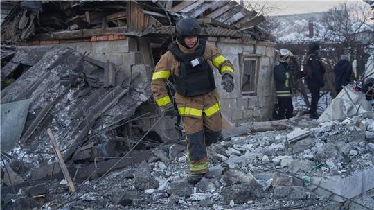 Russische Bomben trafen ein Viertel mit Einfamilienhäusern in Charkiw. 