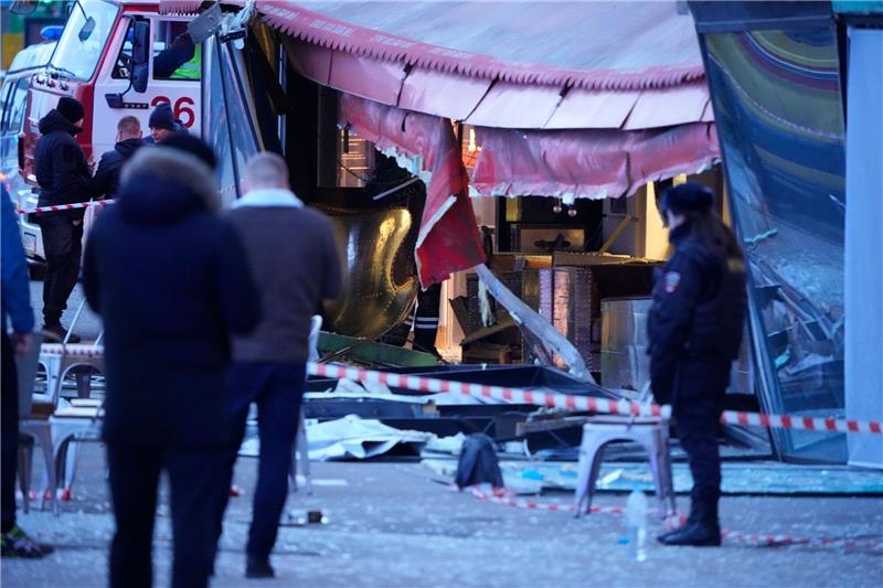 Kreml spricht von „Terror” gegen Blogger Russische Ermittler und Polizisten stehen nach der Explosion am Tatort in Sankt Petersburg.
