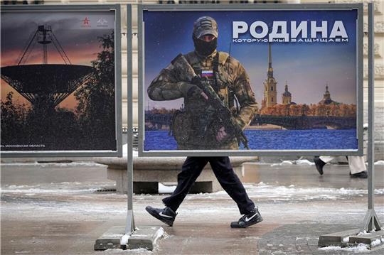 Russische Kriegspropaganda auf einem Plakat in St. Petersburg.