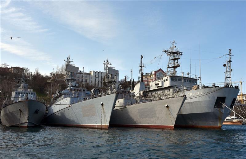Geheimdienst: Russisches Kriegsschiff bei Krim versenkt Russische Kriegsschiffe liegen im Hafen von Sewastopol.
